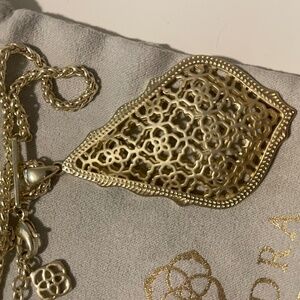 Kendra Scott-Long Pendant necklance, gold.